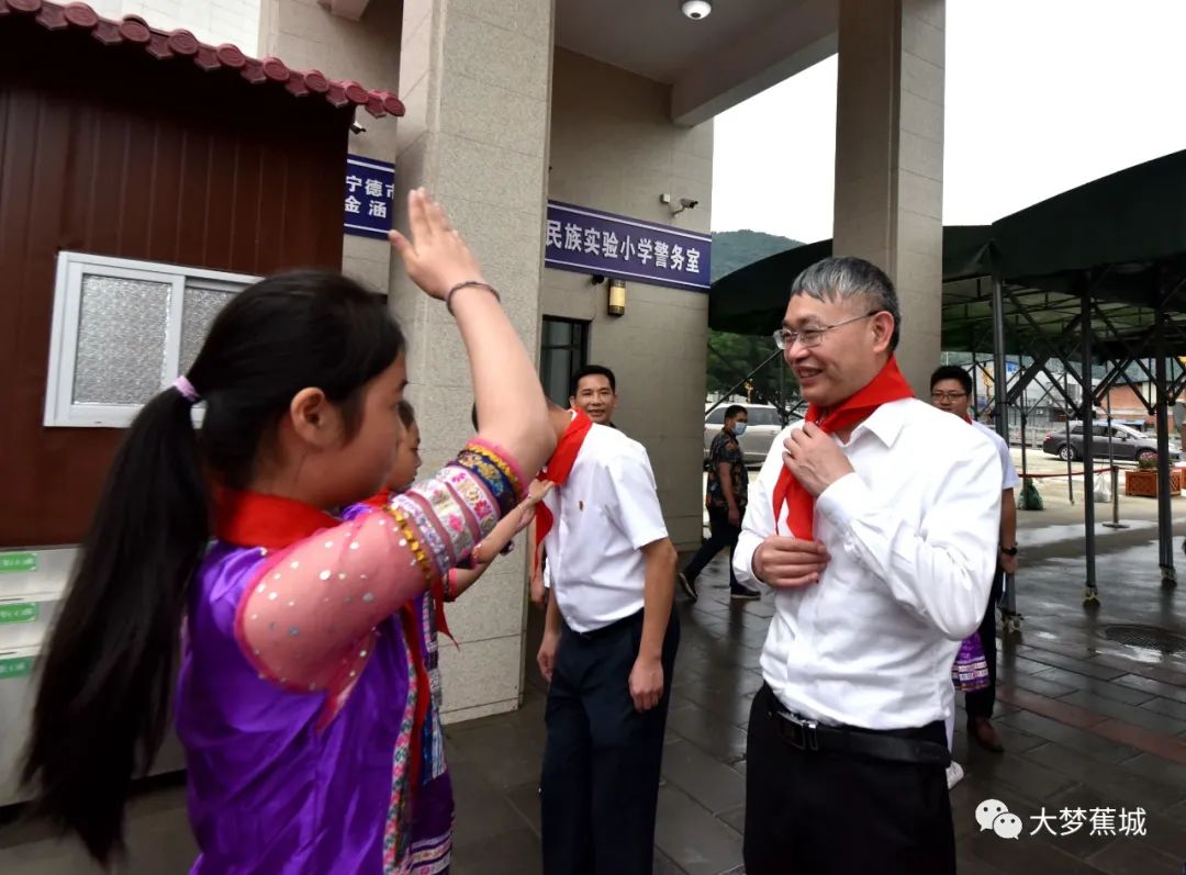暖心~学校里来了“大朋友”！这个“六一”，书记