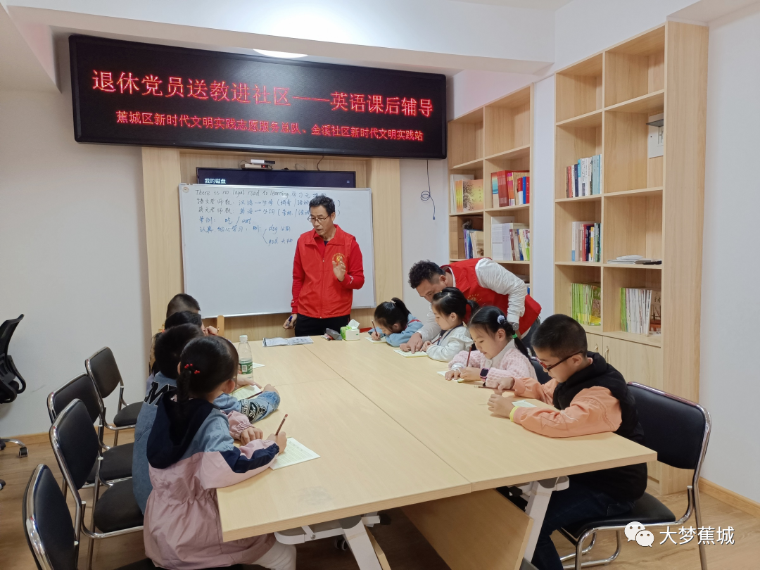他，退休不退岗，发挥余热，送教进社区→