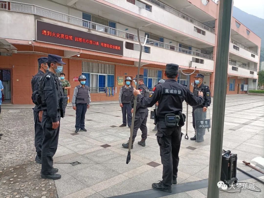 一名“歹徒”持刀进入校园？别怕，这是场反恐演练