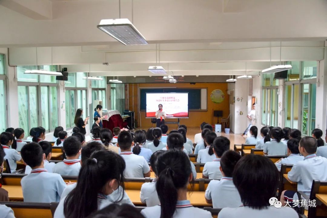 榜样力量激励学生！道德模范进校园→