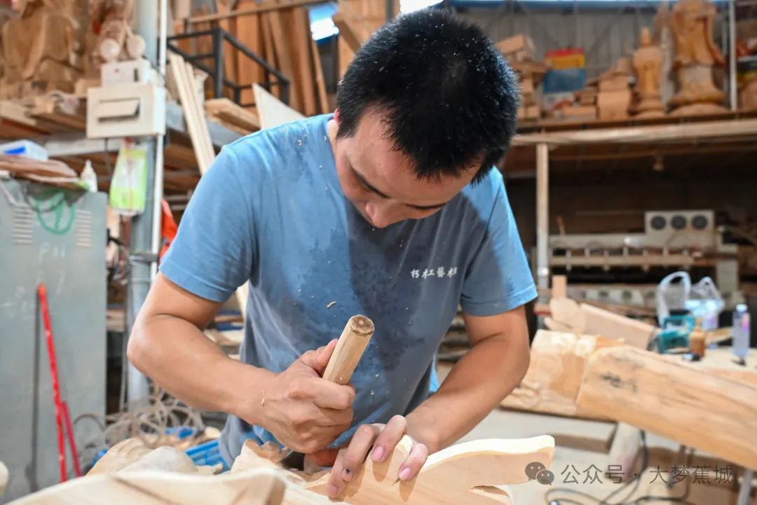 一刀一刻守護歷史！傳統(tǒng)建筑工匠賴奶楊的堅守之路→