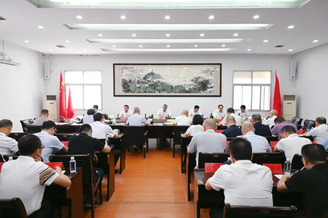区委理论学习中心组召开学习会