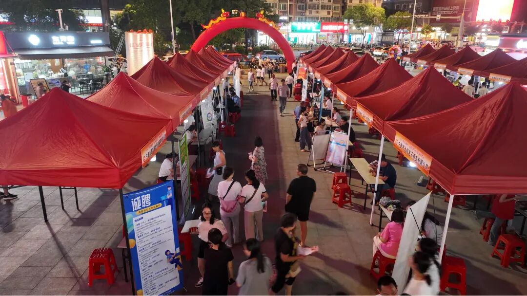 2小时吸引2400人次！蕉城“金秋夜聘”火力全开