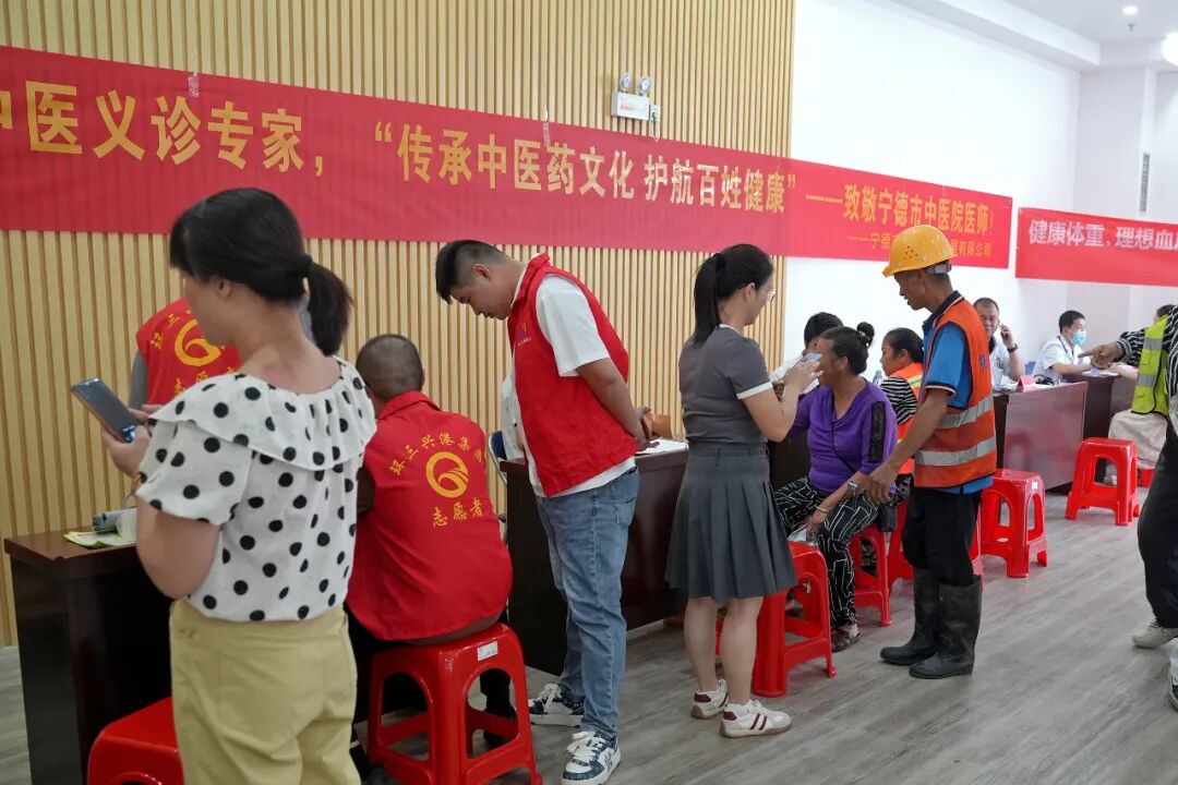 守护“城市美容师”！企业携手中医院送义诊→