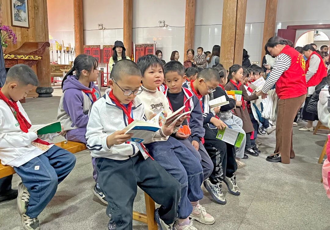古祠新韵 文明礼堂 | 文明新风吹乡间！300册图书送到七都古祠