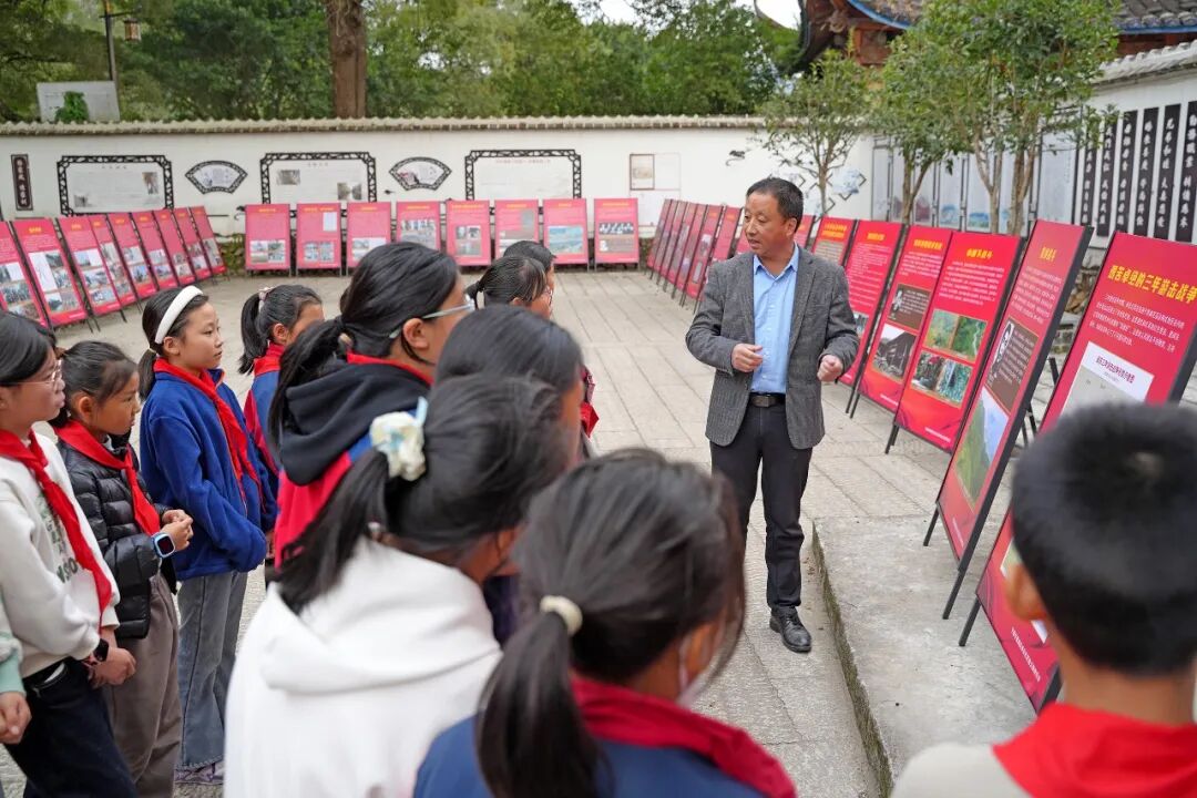 跟着霍童小学的孩子们，沉浸式打卡闽东独立师图片展！