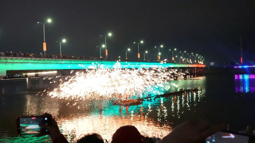 铁花璀璨鱼灯舞！金蛇头非遗大集点亮元宵夜→