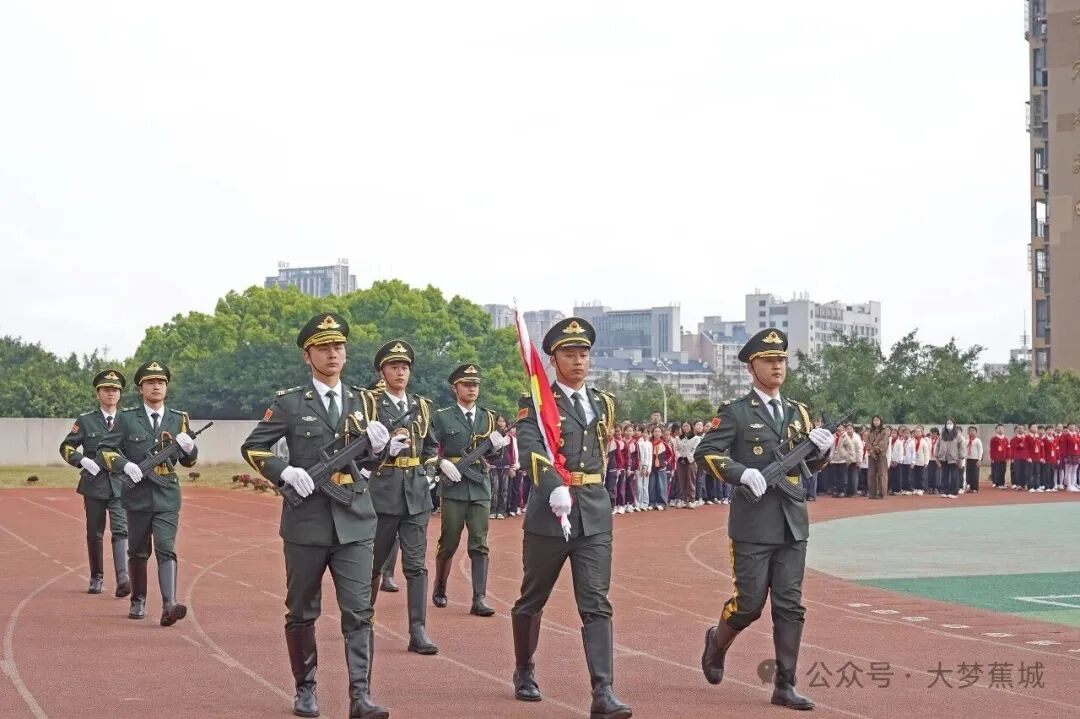 这一刻，心潮澎湃！天安门特号国旗&ldquo;走&rdquo;进蕉城校