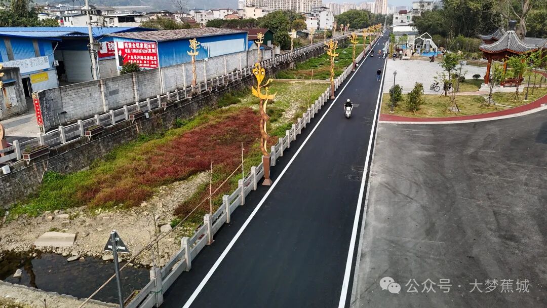 杨梅溪畔“黑带”铺展！这条“白改黑”道路焕新通行