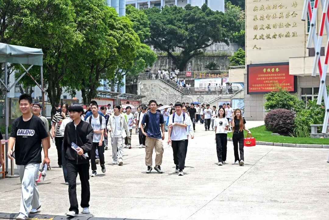 刚刚，宁德中考结束！考场外超有“排面”！