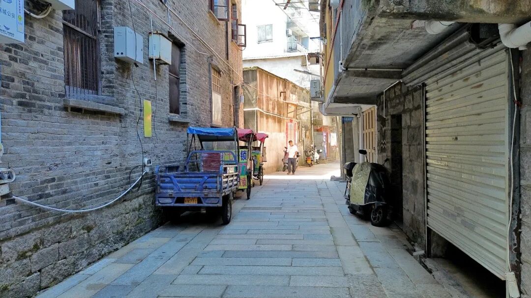 &ldquo;空中蛛网&rdquo;落地，脚下石板延伸&hellip;&hellip;蕉北这条老街